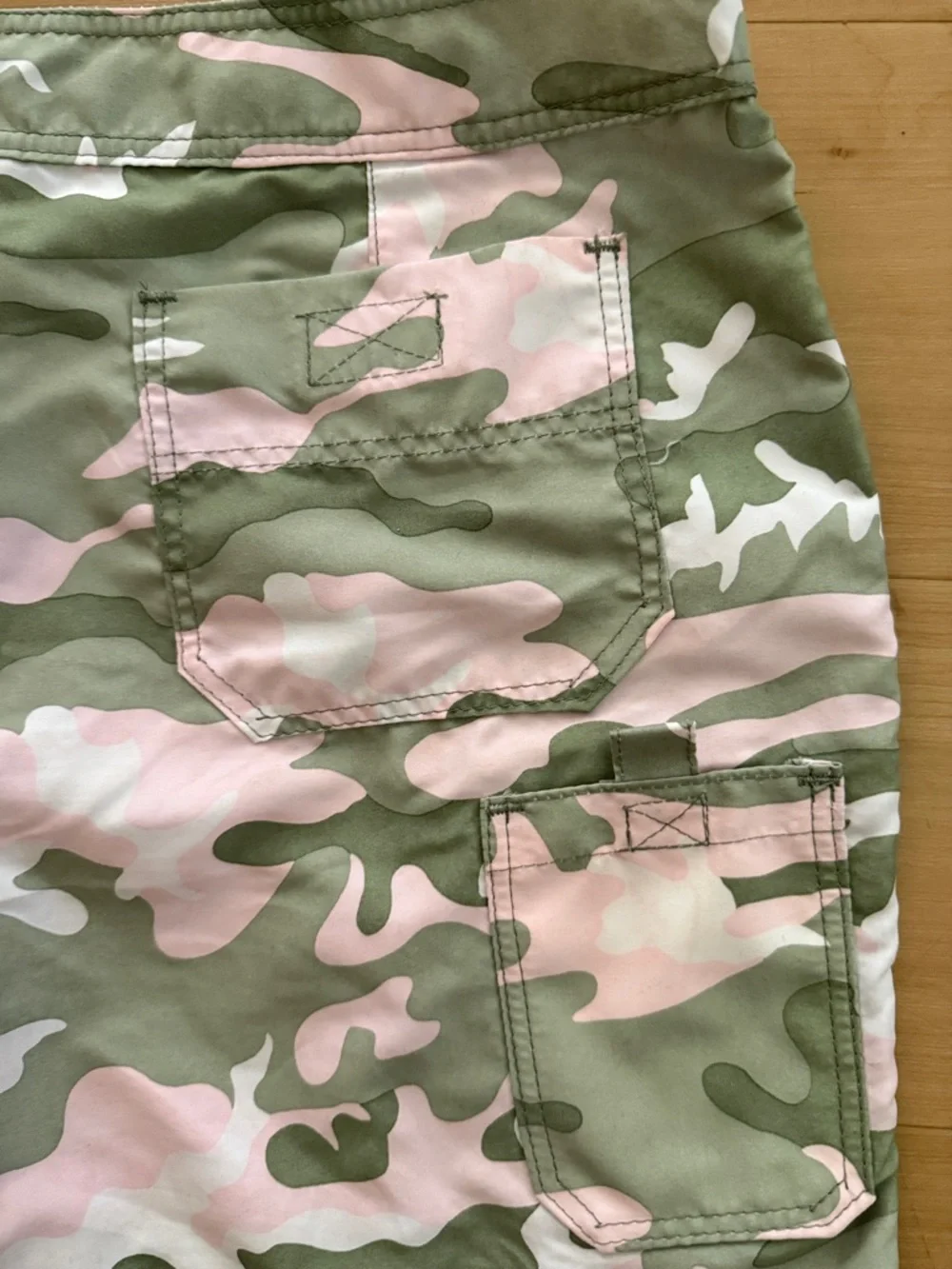 GUY HARVEY WOMEN’S SIZE 10 GREEN PINK CAMO FISHING CAMPING SHORTS BREATHABLE EUC